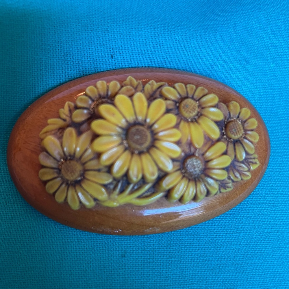 Vintage Daisy Flower Cellulose on Wood Pin